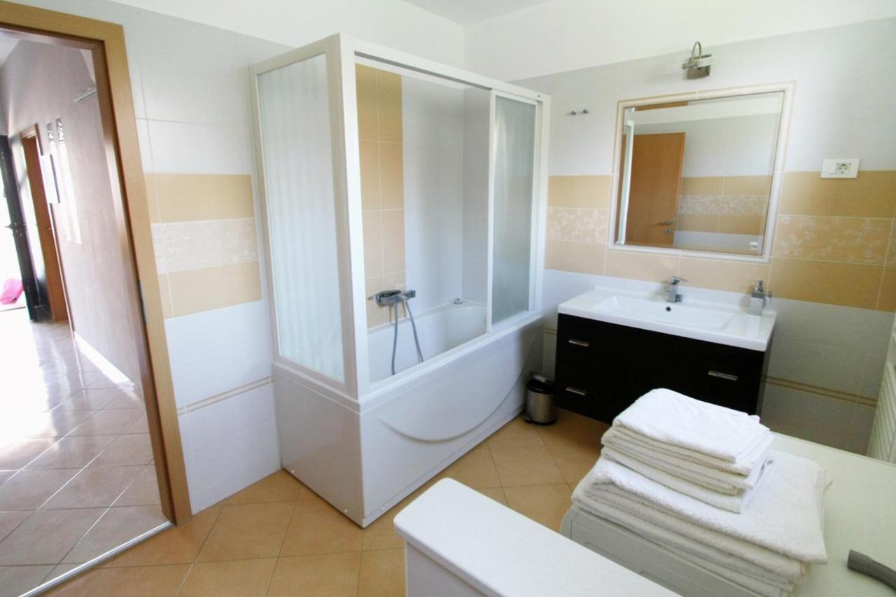 Apartments With A Parking Space Umag - 7666 ภายนอก รูปภาพ