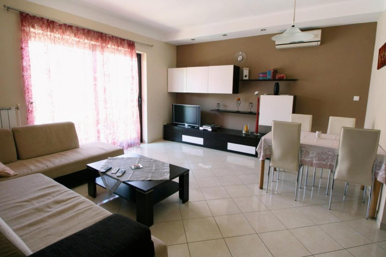 Apartments With A Parking Space Umag - 7666 ภายนอก รูปภาพ